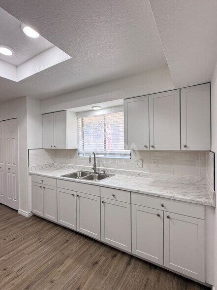 Building Photo - 209 High Oak