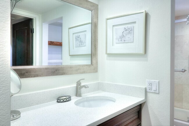 Building Photo - 7557 N Dreamy Draw Dr