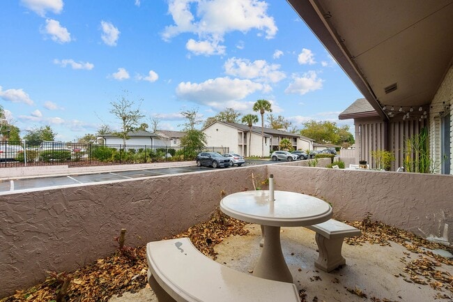 Building Photo - Audubon Park 2/2 Corner Unit Villa with La...
