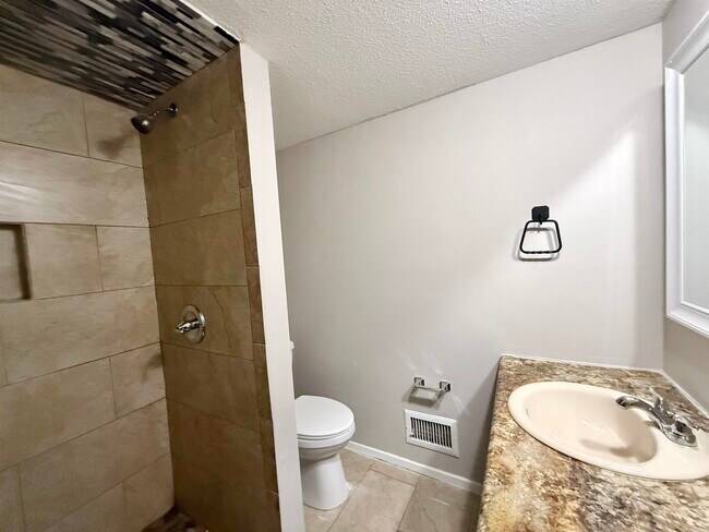 Building Photo - 6567 Poplar Woods Cir S