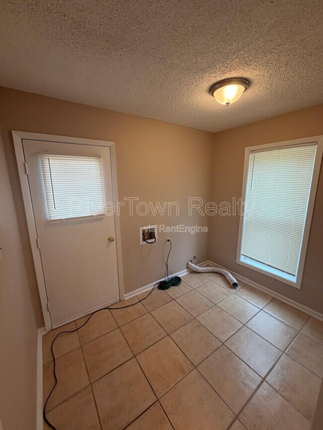 Building Photo - 5303 Sunray Dr