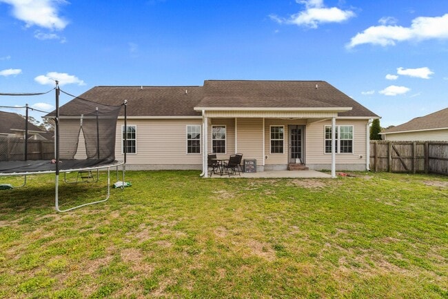 Building Photo - Open Floor Plan with Covered Patio & Fire Pit