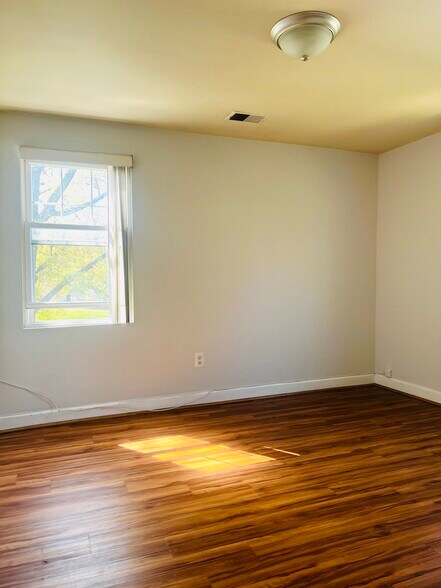 Building Photo - 6900 Hawthorne St