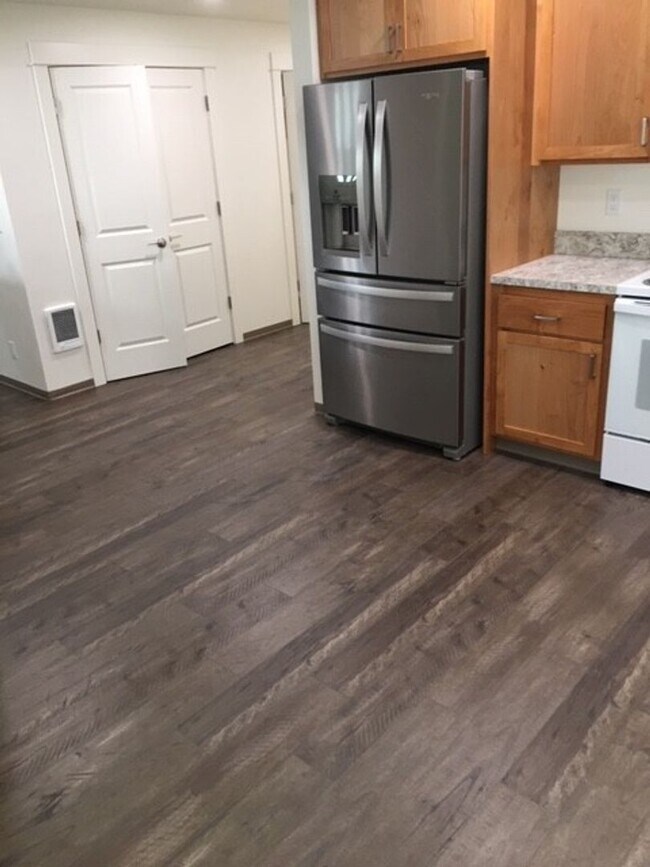 Building Photo - Gorgeous Recently updated 3 bed House Just Blocks from Campus!