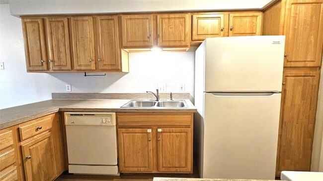 Building Photo - 1605 5th Ave