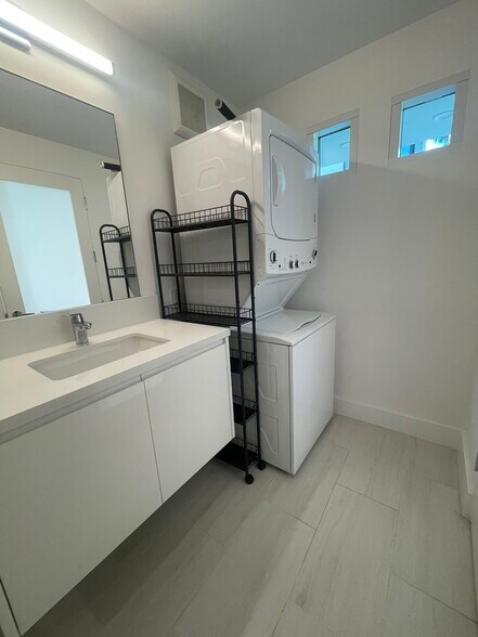 Building Photo - 5111 Ocean Front Walk