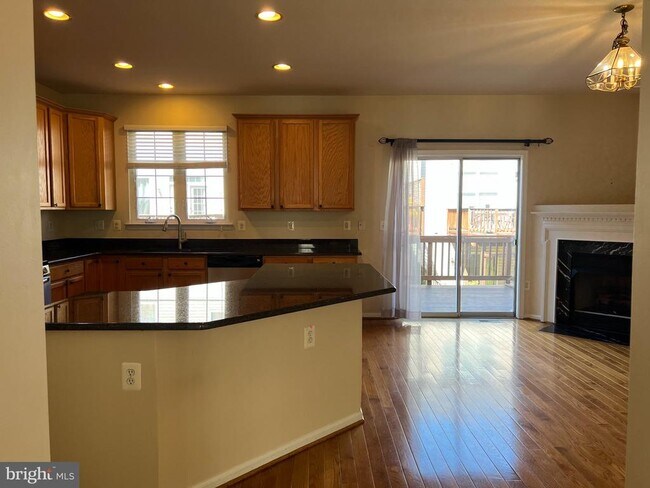 Building Photo - 8818 Royal Doulton Ln