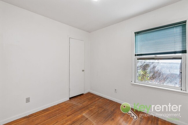 Building Photo - FIRST MONTH FREE! Cute 3 bedroom house near shopping, restaurants, and easy highway access!