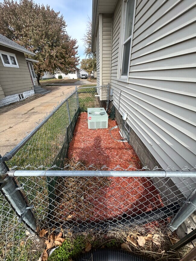 Building Photo - 2505 Ave F