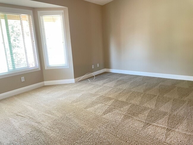 Building Photo - Picture Perfect Summerhill Home!