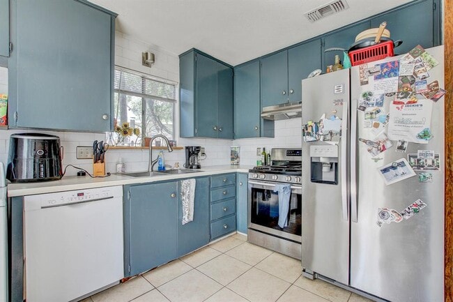 Building Photo - 3317 S Oak Dr