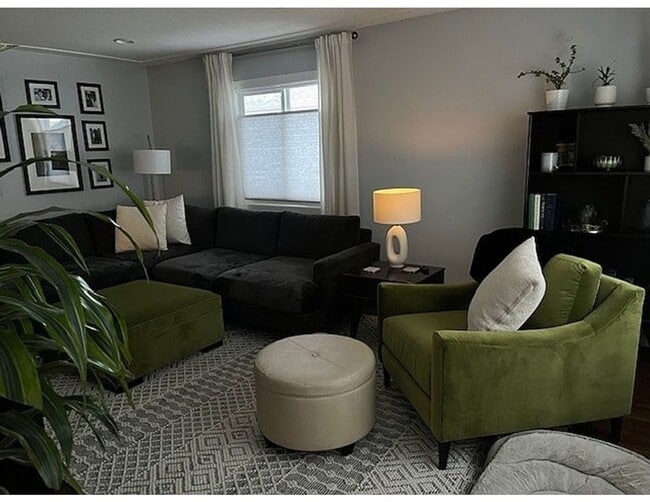 Building Photo - Spacious 4-Bedroom Home Near Airport, Lake...