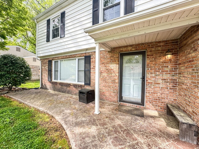 Building Photo - COME MEET YOUR NEW HOME IN KINGS GRANT!