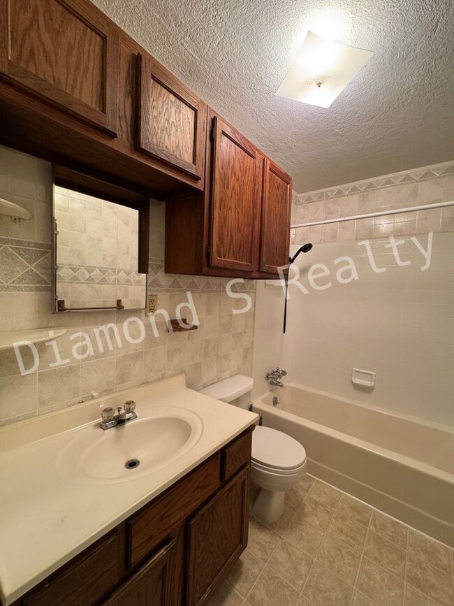 Building Photo - Charming 3 Bedroom Home Available Now - Cl...