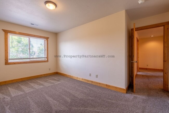 Building Photo - Looking for Air Conditioning? - 4 Bed 2.5 Bath upgraded townhome