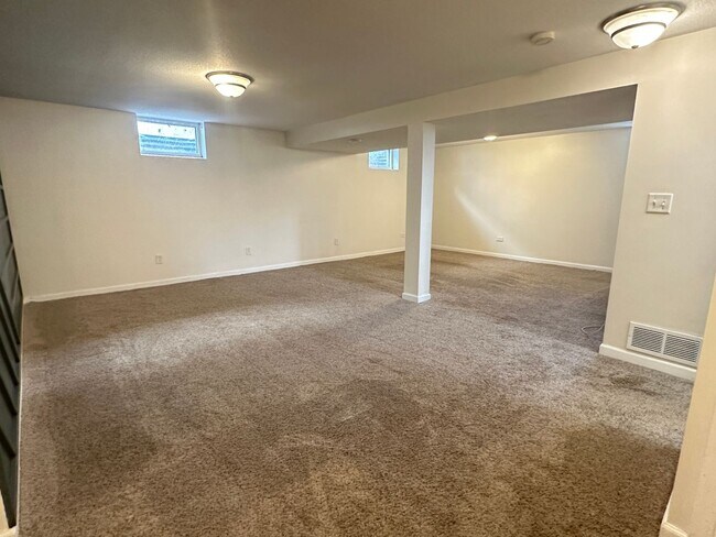 Building Photo - Richfield Single Family Home, Fenced Yard,...