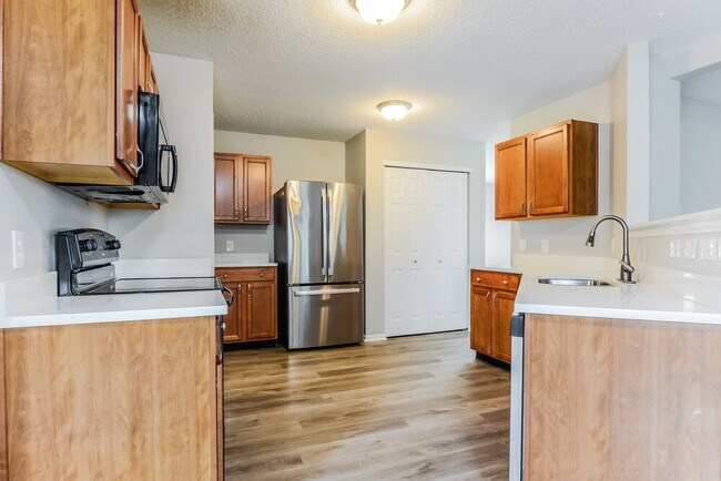 Building Photo - 738 Rosea Ct