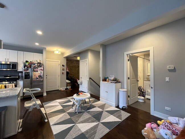 Building Photo - 1750 W Summerdale Ave