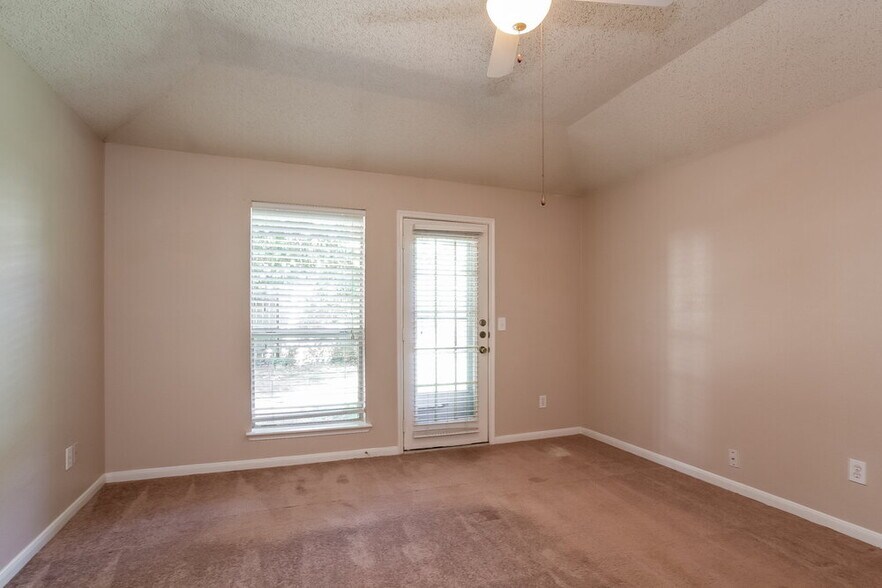 Building Photo - 7131 Maple Walk Dr