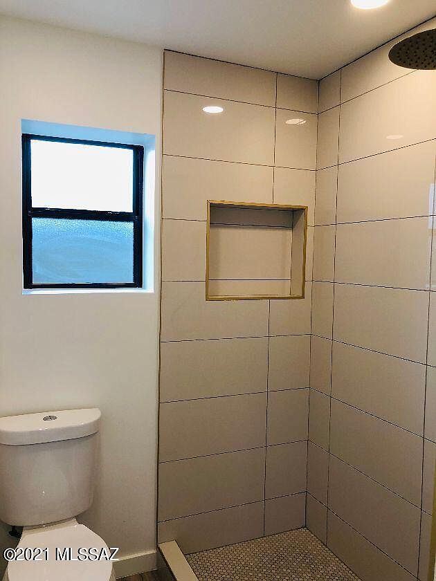 Building Photo - 1102 W Erie St