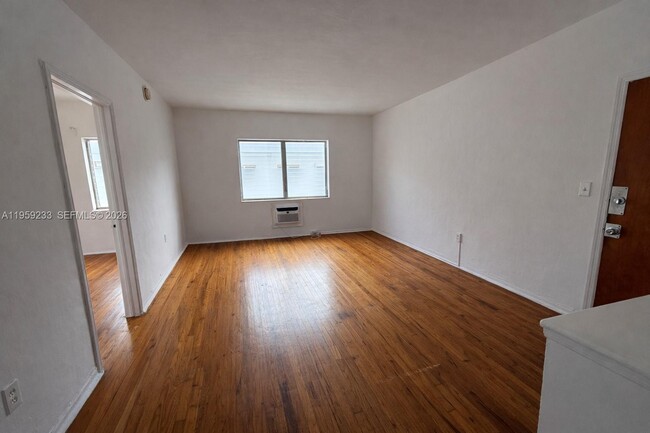 Building Photo - 945 Bay Dr