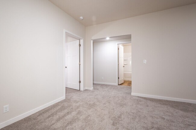 Building Photo - Top Of The Line Newly Built Duplex!