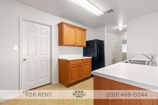 Building Photo - "Charming 3-Bedroom Home with 2 Full Baths and 1,754 Sq Ft of Comfort in Converse, TX!"