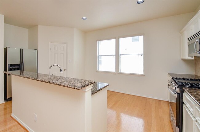 Building Photo - 3027 N Heights Hollow Ln