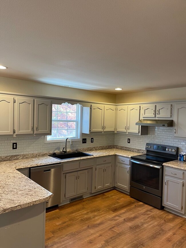 Building Photo - Available November 21st!   6 Month lease