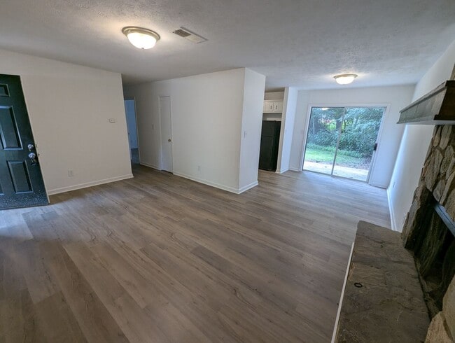 Building Photo - 560/562 Rustwood Dr