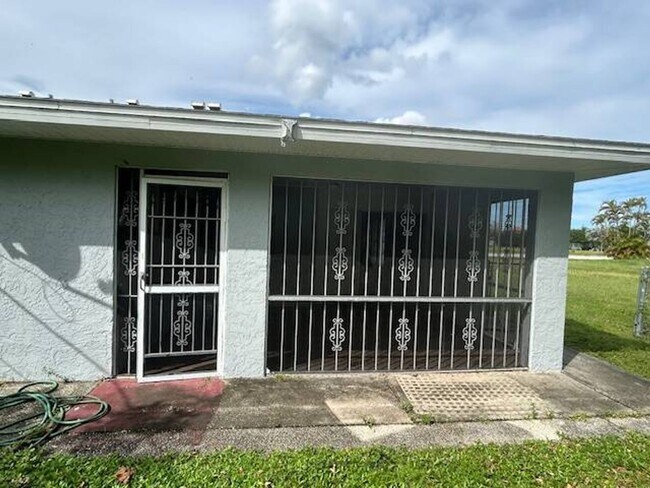 Building Photo - Flexible Living in a Prime Cape Coral Spot