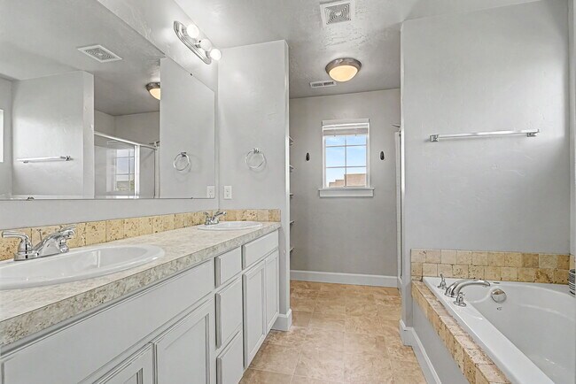 Building Photo - 5140 N Elmstone Ave