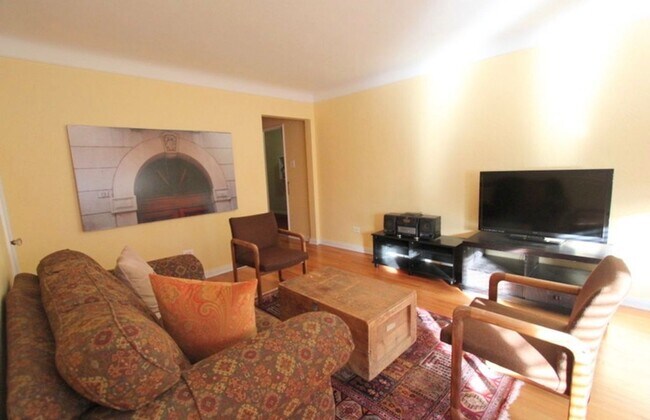 Building Photo - Bright Updated 2-Bed Condo with Vintage Charm Near Wash Park & Cherry Creek