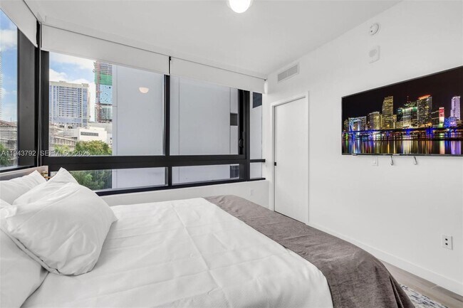 Building Photo - 225 N Miami Ave