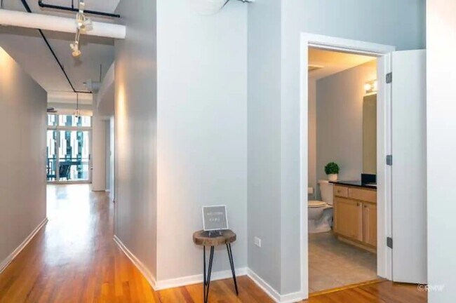 Building Photo - 933 W Van Buren St