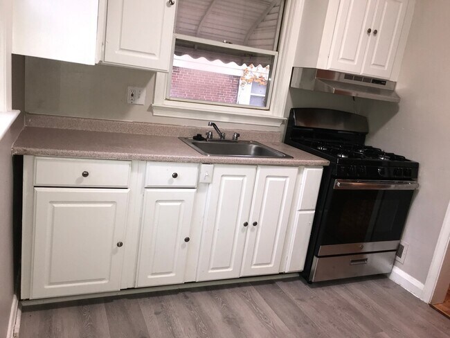 Building Photo - Rancher Style Single Family Home