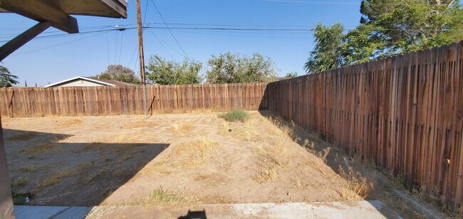 Building Photo - 4 Bedrooms, 2 Baths, Victorville Home in Tatum Track