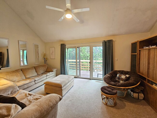 Building Photo - 1 Bedroom, 1.5 Bath Quarry Townhouse