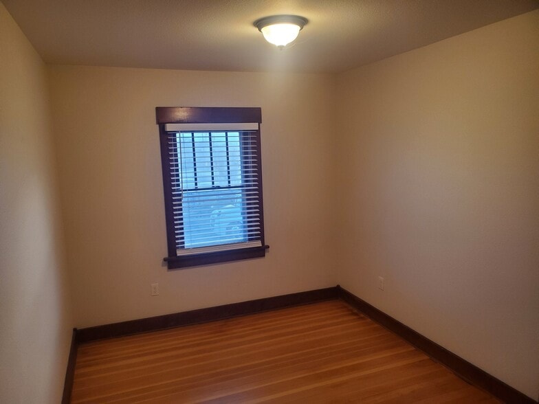 Building Photo - 115 N Oregon St