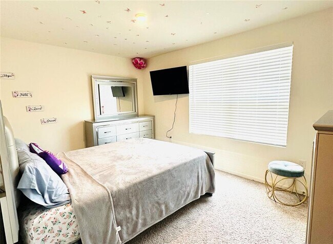 Building Photo - 1053 Ambleside Dr