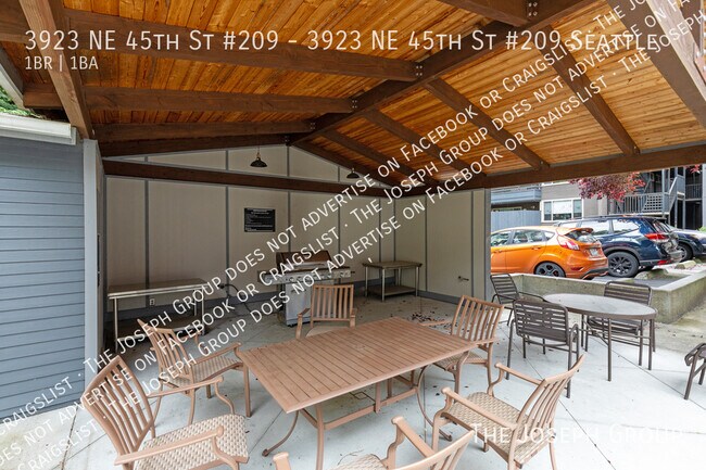 Building Photo - 3923 NE 45th St