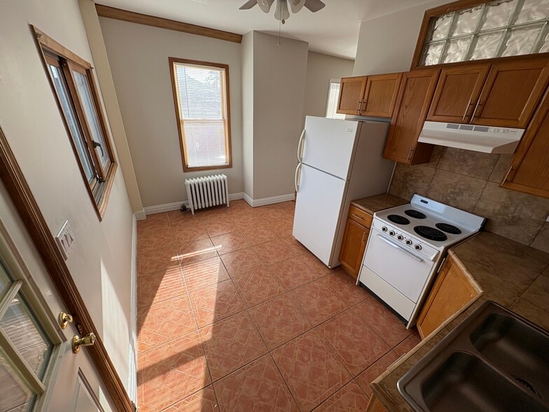 Building Photo - 70 Carleton Ave