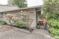 Building Photo - SW Portland 2 BD Home with Garage & Outdoor Space