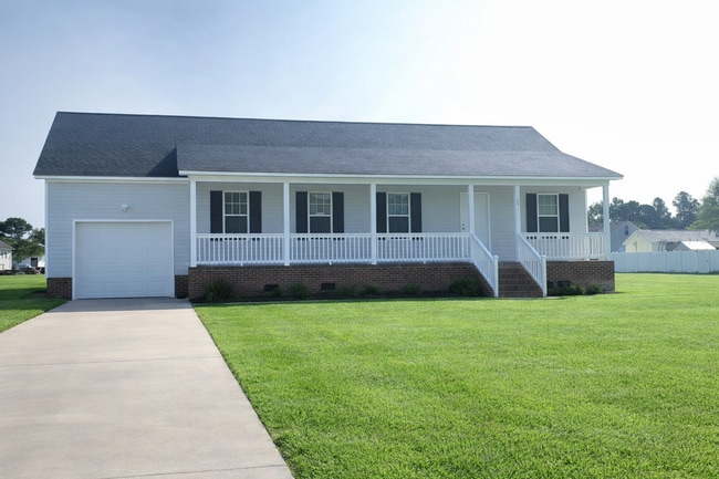 Building Photo - Country Charm