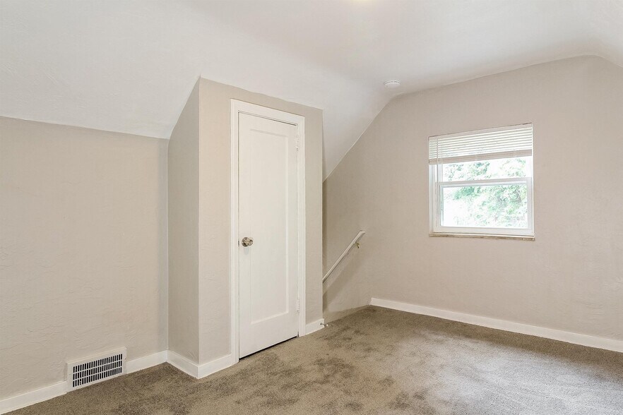 Building Photo - 2136 Laketon Rd