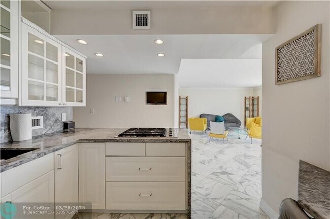 Building Photo - 2030 S Ocean Dr