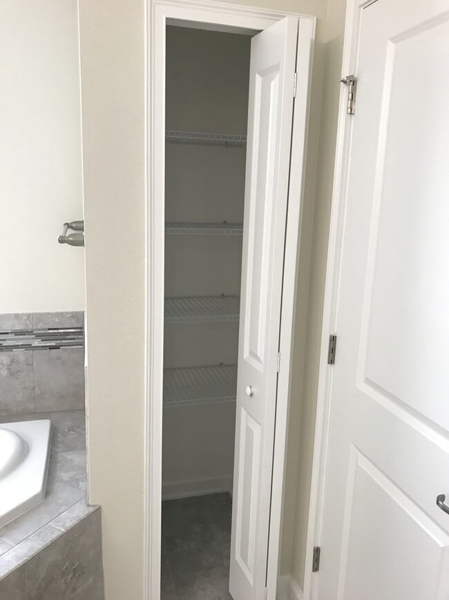Building Photo - 5/3 Lake Nona/Moss park Home with FREE Lawncare, Internet, Cable and Phone