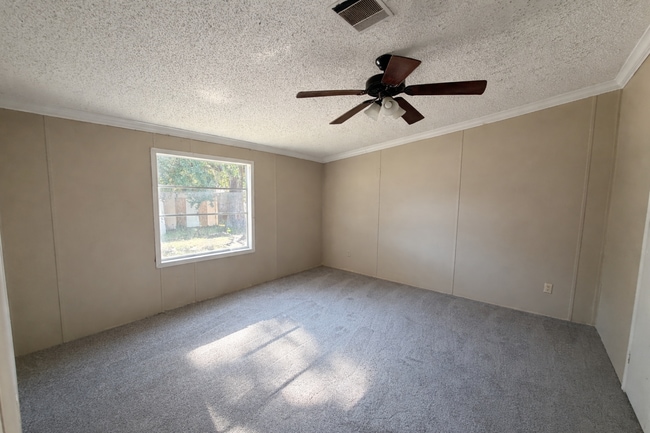 Building Photo - Freshly Updated Double-Wide Home in Quiet Community