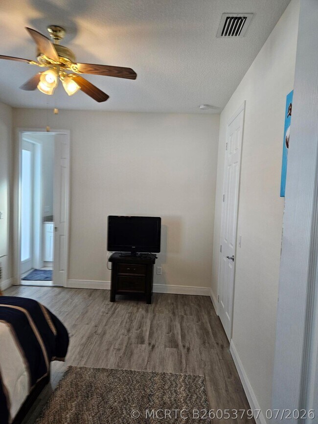Building Photo - 5768 NW Zenith Dr