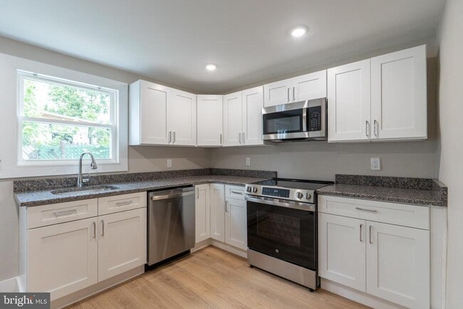 Building Photo - 2552 Coral St